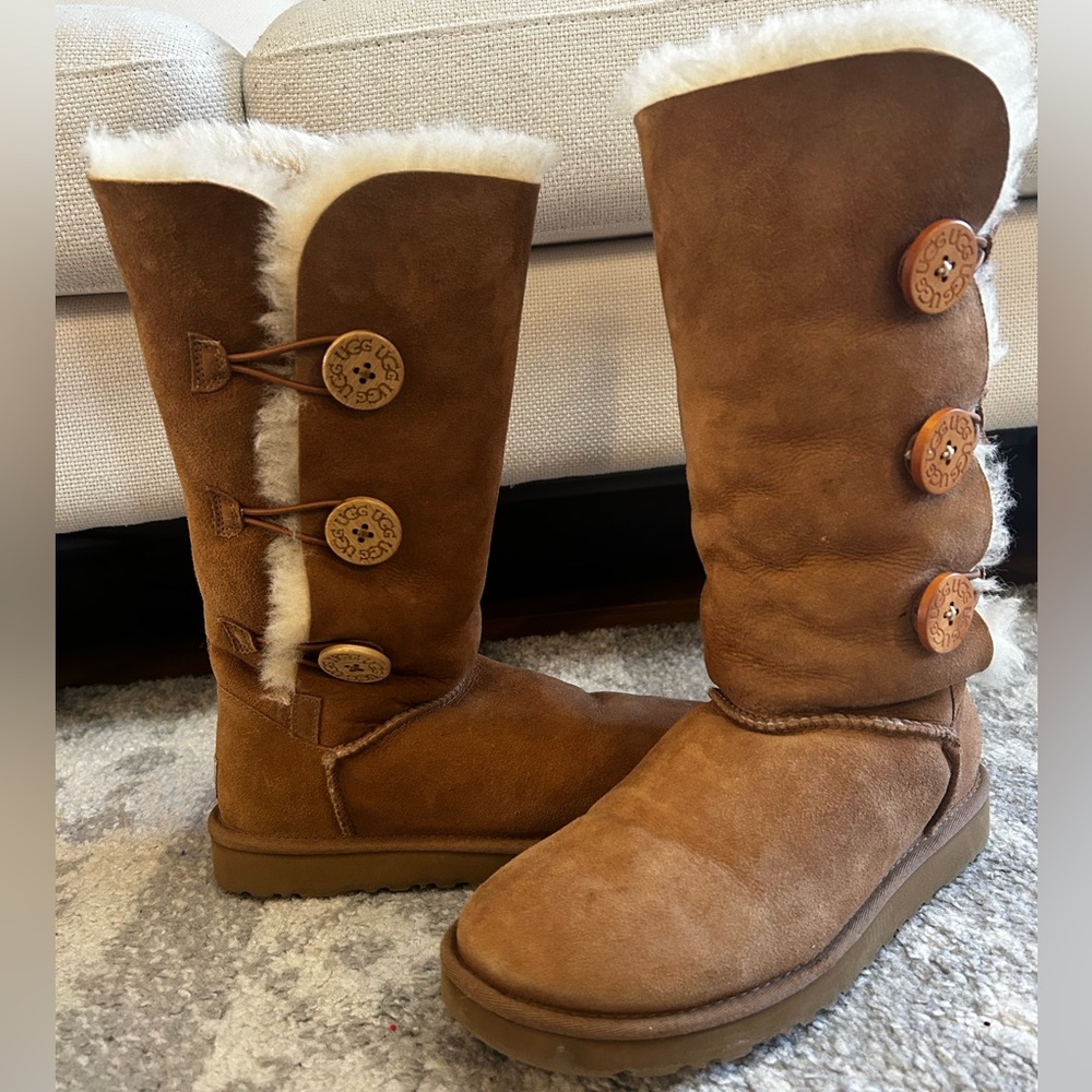 Size 7 US Ugg Bailey Button Triplet II boots. Like new.